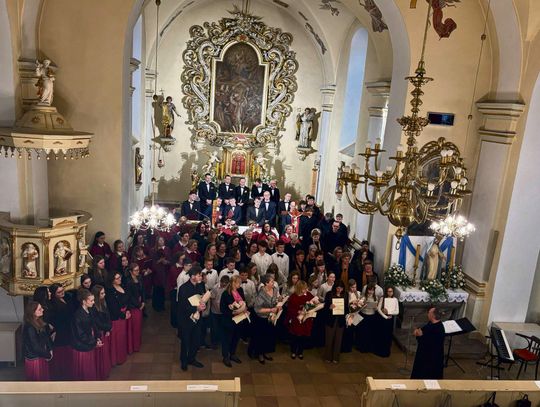 Brożec wypełnił się śpiewem! 120 chórzystów na III Festiwalu „Laudate Dominum Omnes Gentes” Chóry śpiewające przed ołtarzem w kościele pw. Wszystkich Świętych w Brożcu podczas festiwalu