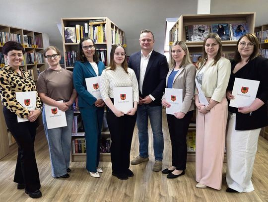 Burmistrz Marek Pietruszka spotkał się z bibliotekarzami. Podziękował za pasję, cierpliwość i rozwijanie kultury w gminie Burmistrz Marek Pietruszka podczas spotkania z bibliotekarzami Gminnej Biblioteki Publicznej w Strzeleczkach