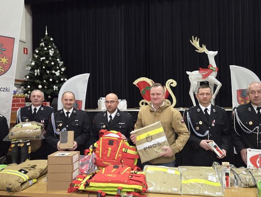 Na zdjęciu Marek Pietruszka Burmistrz Strzeleczek przekazuje sprzęt ratowniczy dla Ochotniczych Straży Pożarnych po powodzi 2024 w powiecie krapkowickim