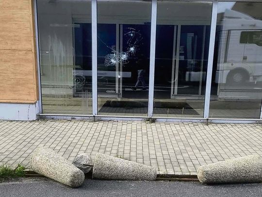 Zdewastowany teren po byłym Tesco w Otmęcie z uszkodzonymi drzwiami i porzuconymi przedmiotami