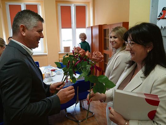 Burmistrz Gogolina wręcza podziękowania pracownikom Centrum Usług Wspólnych podczas jubileuszu 5‑lecia