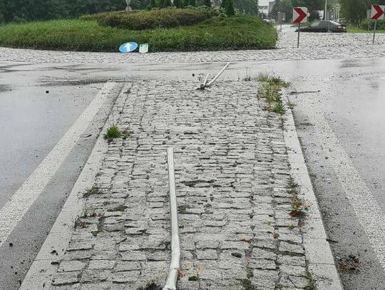 Chorula: Kierowca staranował znaki drogowe i wjechał na rondo