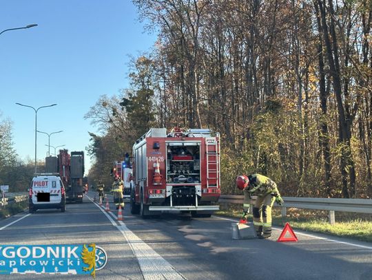 Na zdjęciu Służby ratunkowe przy samochodzie marki Opel po zdarzeniu drogowym w Choruli na drodze wojewódzkiej nr 423.