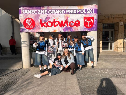 Karolina Konieczna z tancerzami grupy WTR z Gogolina podczas wspólnego występu