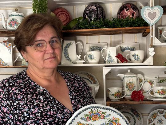 Karina Schmidt z Rozwadzy w swojej pracowni podczas malowania porcelany wzorem opolskim