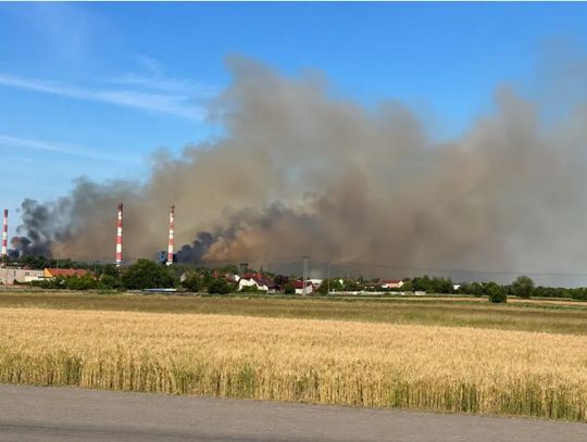 Gęste kłęby czarnego dymu unoszące się nad Zakładami Koksowniczymi ArcelorMittal Poland w Zdzieszowicach po awarii zasilania części instalacji technologicznych, 24 czerwca 2026 roku.