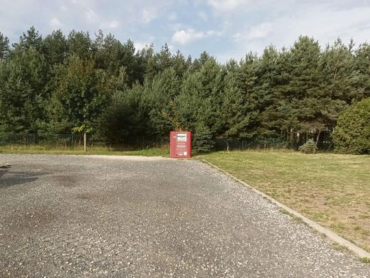 „Czerwony kontener na elektroodpady ustawiony na parkingu przy ul. Nowej w Gogolinie — łatwy dojazd i widoczne oznaczenia.”