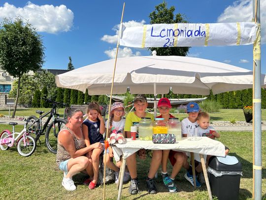 Częstują lemoniadą, żeby pomagać