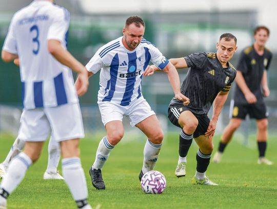 Piłkarze BS IV ligi podczas meczu na stadionie w Zdzieszowicach — inauguracja sezonu 2026/2027