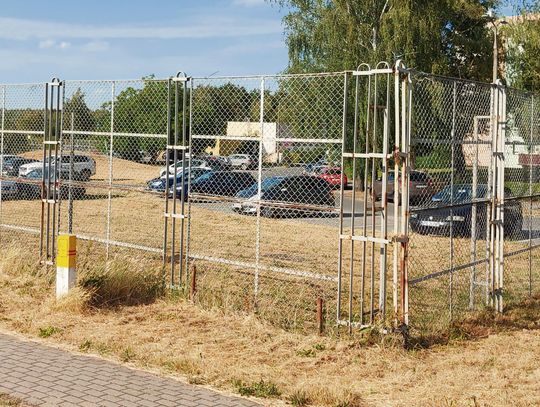 Metalowe ogrodzenie przy ul. 3 Maja na osiedlu XXX‑lecia w Krapkowicach, widoczne wzdłuż ścieżki pieszo‑rowerowej