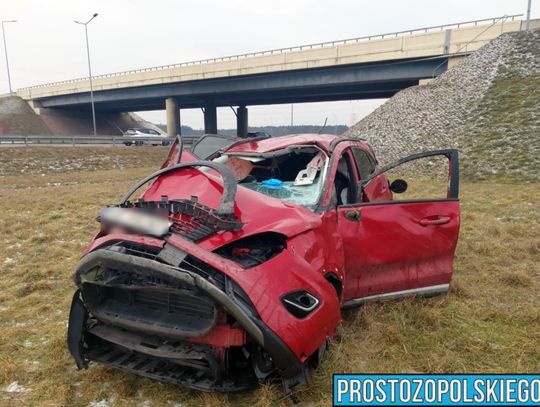 Dachowanie samochodu osobowego na autostradzie A4 w rejonie Dąbrówki Górnej – pojazd przewrócony na pasie zieleni.