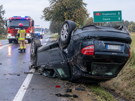 Samochód osobowy po dachowaniu na drodze krajowej nr 45 w okolicach Żywocic.