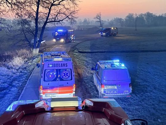 Samochód dostawczy po dachowaniu na drodze Steblów – Pietna, na miejscu straż pożarna i policja.