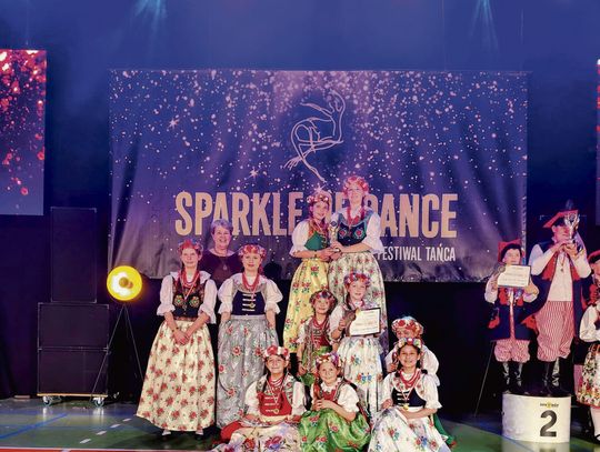 Młode tancerki zespołu „Przecinek” z Brożca podczas występu na festiwalu w Kędzierzynie‑Koźlu