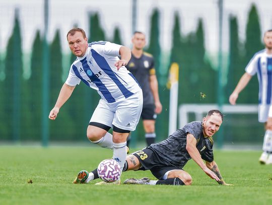 Piłkarze Victorii Żyrowa świętują zwycięstwo nad MKS‑em Gogolin po emocjonującym meczu