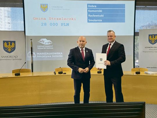 Burmistrz Marek Pietruszka podczas podpisania umów na dofinansowanie sołectw w ramach Marszałkowskiej Inicjatywy Sołeckiej w Opolu.