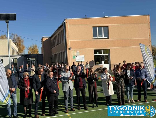 NA ZDJĘCIU Uczniowie i samorządowcy podczas uroczystego otwarcia nowego boiska szkolnego w Żywocicach – 4 listopada 2025 roku