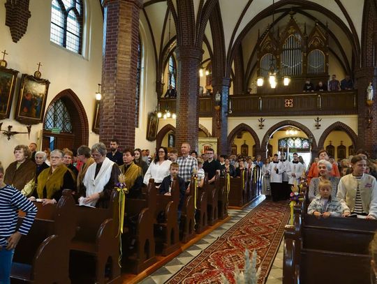 Tradycyjna korona dożynkowa podczas parafialnego święta plonów w gminie Strzeleczki.