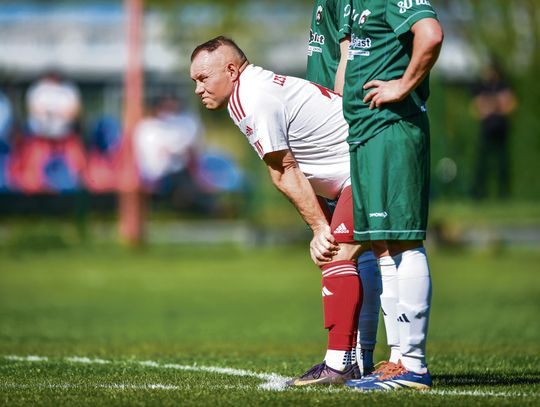 Piłkarze LZS Żywocice i Śląska Reńska Wieś walczą o piłkę podczas emocjonującego meczu zakończonego golem w doliczonym czasie gry.
