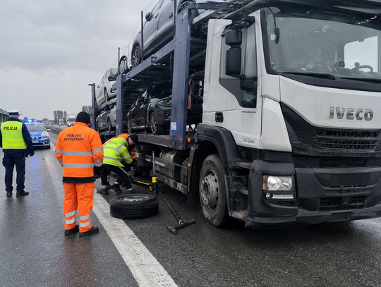 Laweta z samochodami na autostradzie A4 – groźne zdarzenie podczas wymiany uszkodzonego koła