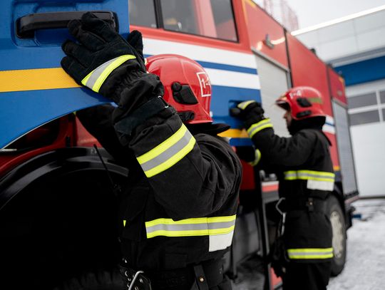 Strażacy podczas akcji ratunkowej przy zamkniętym samochodzie w Pietnej