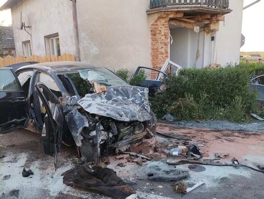 Dramatyczny wypadek w Ściborowicach. Samochód po czołowym zderzeniu uderzył w dom