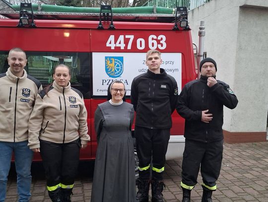 Druhowie z OSP Pietna i Dąbrówka Górna przekazują dary dla podopiecznych Domu Pomocy Społecznej św. Karola w Kędzierzynie-Koźlu