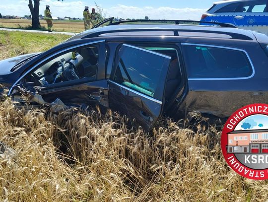 Dachowanie samochodu osobowego Audi na drodze krajowej nr 45 w Krapkowicach. Na miejscu pracują strażacy, policjanci i zespół ratownictwa medycznego po dwóch zdarzeniach drogowych w krótkim odstępie czasu.