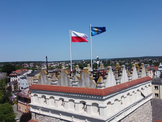 Dwie flagi na krapkowickiej Baszcie. Miasto podkreśla swoją tożsamość