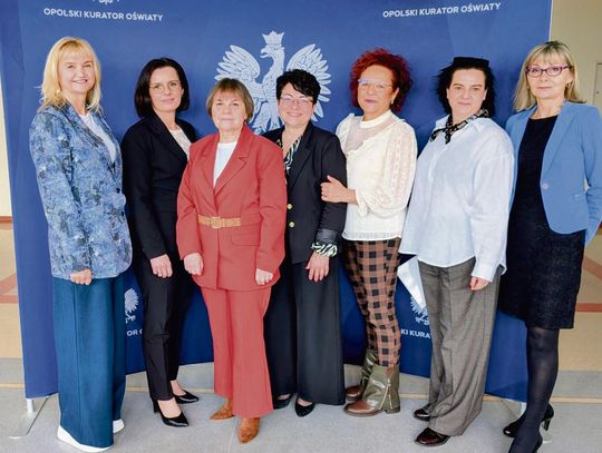 Dyrektor Sylwia Glombik odbierająca wyróżniającą ocenę pracy od opolskiego kuratora oświaty