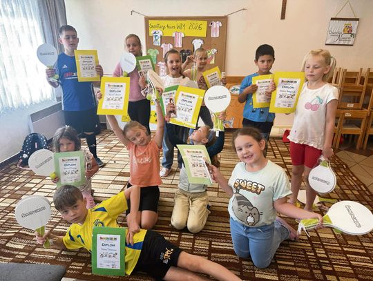 Dzieci podczas zajęć Kinderklubu w Dąbrówce Górnej uczące się języka niemieckiego przez zabawę