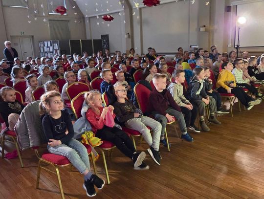 Dzieci oglądające ekologiczny spektakl „Zaplastikowani” w GOK Strzeleczki