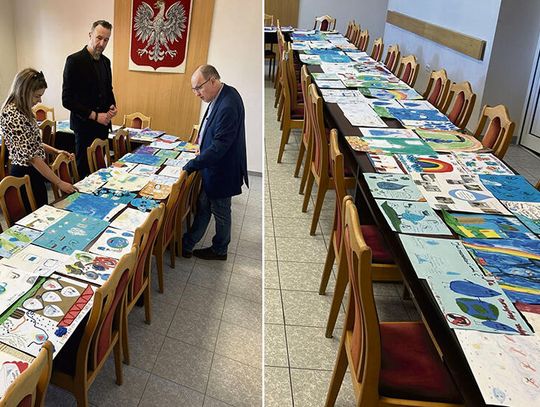 Dzieci prezentujące swoje prace plastyczne o oszczędzaniu wody podczas konkursu w Zdzieszowicach