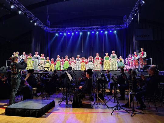 Dziecięcy „Przecinek” oczarował artystów i publiczność zespołu „Śląsk” Małe tancerki z Dziecięcego Zespołu Tanecznego „Przecinek” z Brożca podczas występu w hali Azoty, oczarowujące publiczność i artystów zespołu „Śląsk”.