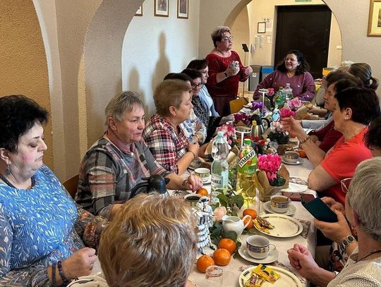 Mieszkanki Strzebniowa podczas spotkania z okazji Dnia Kobiet przy kawie i słodkim poczęstunku