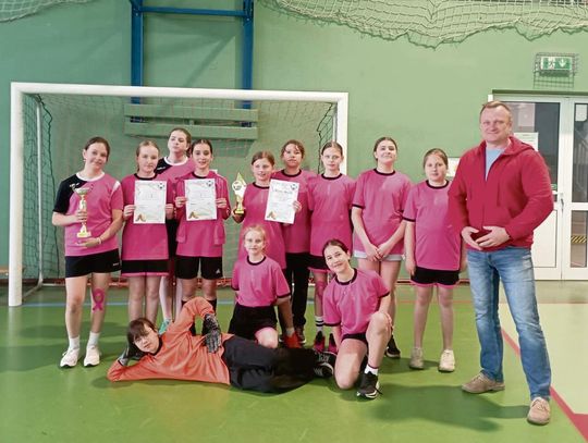 Drużyny dziewcząt rywalizujące o Puchar Burmistrza Strzeleczek podczas turnieju piłkarskiego