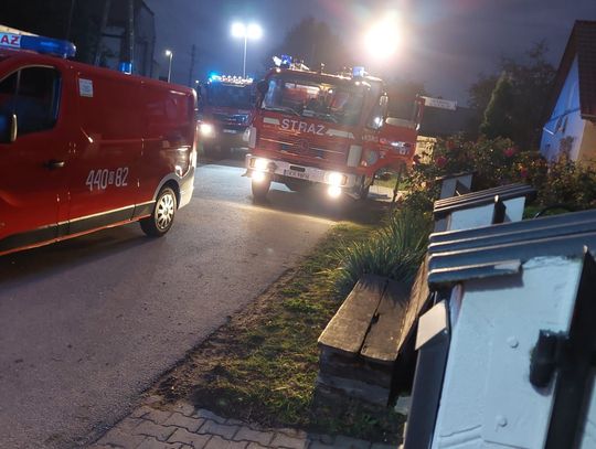 na zdjęciu strażacy przy domu w Żywocicach po wybuchu kotłowni – akcja ratunkowa i zabezpieczenie terenu