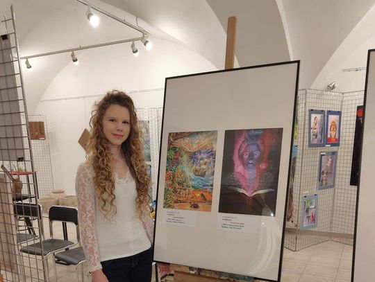 Emilia Pander odbierająca I miejsce w IV Wojewódzkim Konkursie Plastycznym „Pejzaże Miejsc – Biblioteka marzeń” w Opolu