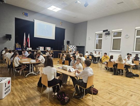 Młodzież rywalizująca w finale quizu o samorządności w gminie Walce