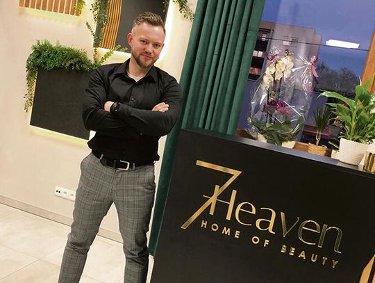 Kosmetolog wykonujący manicure w salonie w Krapkowicach – mężczyzna pracujący w branży beauty.