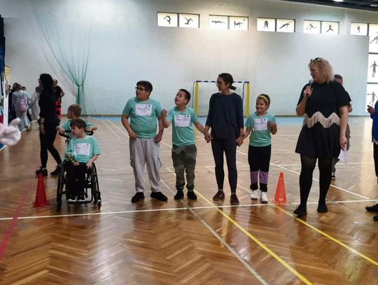Uczniowie podczas czwartej edycji Biegu z Tuwimem w hali sportowej w Otmęcie