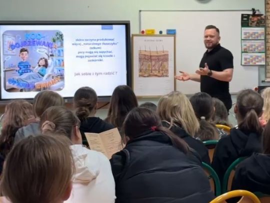 Uczennice Publicznej Szkoły Podstawowej w Gogolinie podczas warsztatów „Skincare Survival” uczą się zdrowej pielęgnacji skóry.