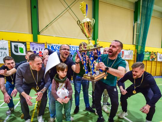 Halowy turniej piłkarski w powiecie krapkowickim – zawodnicy podczas rywalizacji na parkiecie