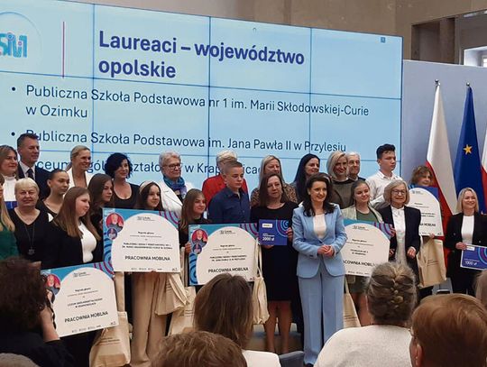 Uczennice i seniorzy z LO w Krapkowicach odbierają nagrodę za projekt międzypokoleniowy podczas gali w Warszawie.