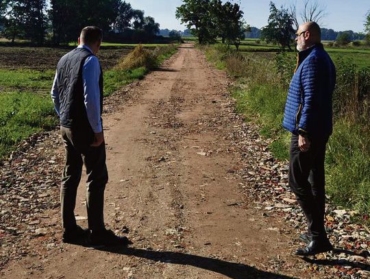 Utwardzona droga polna w gminie Gogolin ułatwiająca dojazd rolnikom do pól i gospodarstw