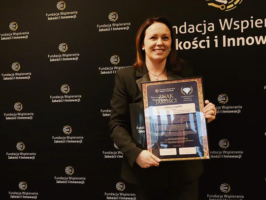 Sekretarz gminy Gogolin odbiera certyfikat Samorządowy Diament Innowacji w Warszawie