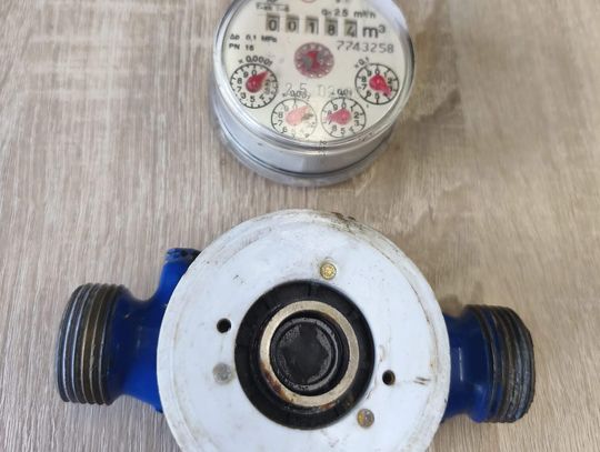 Wodomierz z plombą zabezpieczającą kontrolowany przez pracownika gospodarki komunalnej