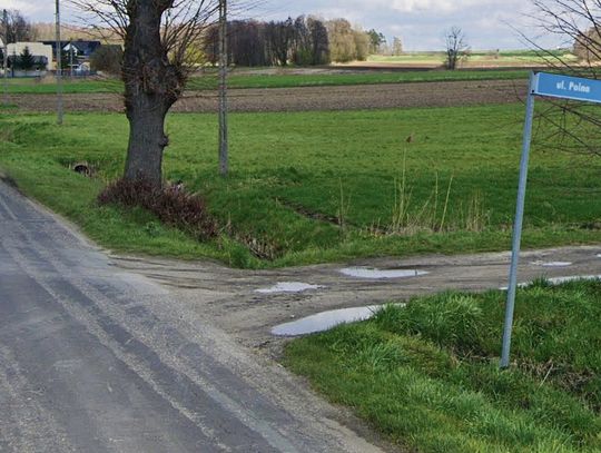 „Planowany odcinek nowej drogi w Jasionej — teren między ul. Główną a ul. Polną przeznaczony pod inwestycję.”