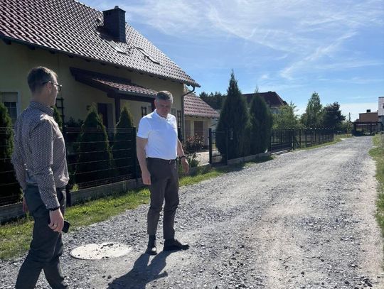 Burmistrz Gogolina Krzysztof Reinert podczas wizji lokalnej na budowie ulicy Polnej w Malni, gdzie trwa modernizacja drogi.