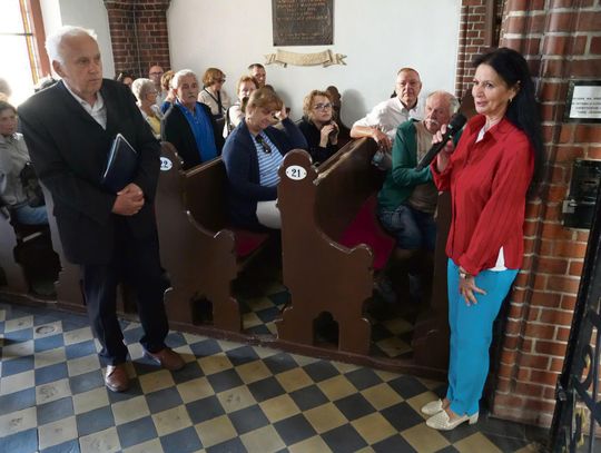 Mieszkańcy Gogolina podczas historycznego spaceru prowadzonego przez Reginę i Józefa Szulców, zwiedzający lokalne zabytki i miejsca pamięci